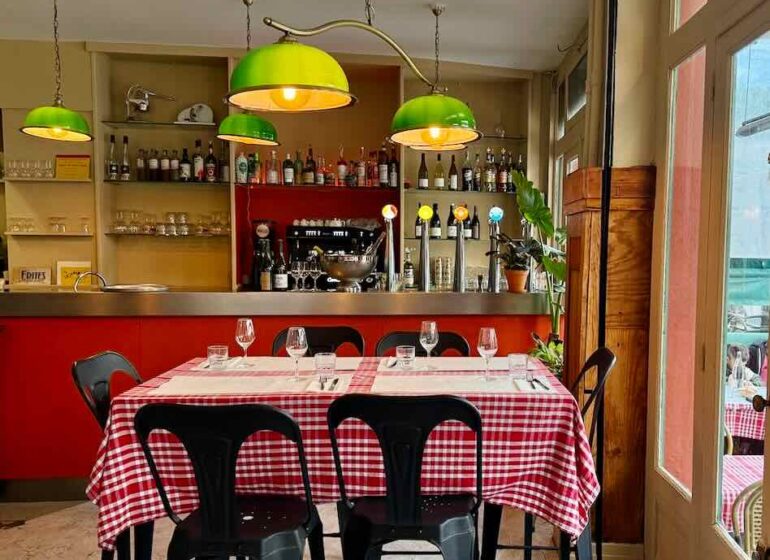 Chez Groin est un bistrot français qui propose à deux pas du Vieux-Port une cuisine traditionnelle qui met principalement la viande à l’honneur. (nappe vichy)