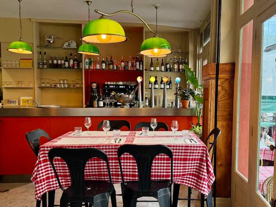 Chez Groin est un bistrot français qui propose à deux pas du Vieux-Port une cuisine traditionnelle qui met principalement la viande à l’honneur. (nappe vichy)