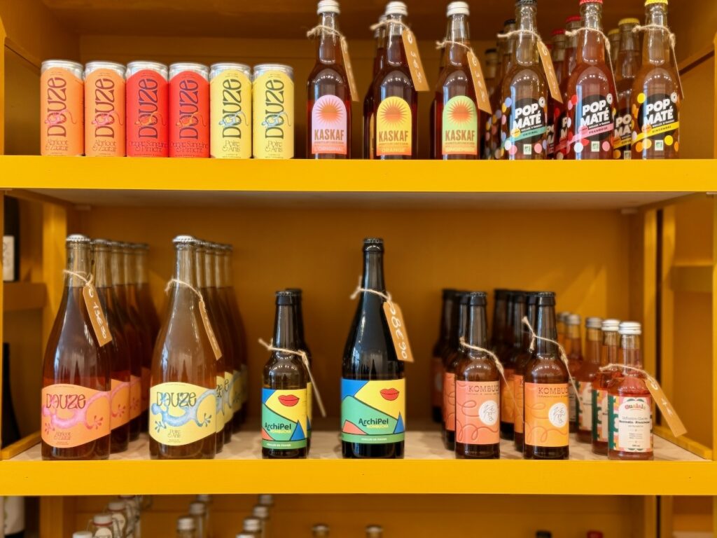 Club Soft est la première cave sans alcool à Marseille. Située entre la plaine et Notre-dame-du-Mont elle propose près de 120 références. (softs)