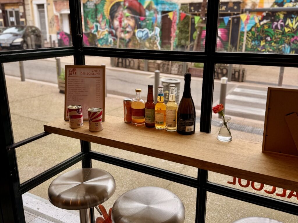 Club Soft est la première cave sans alcool à Marseille. Située entre la plaine et Notre-dame-du-Mont elle propose près de 120 références. 