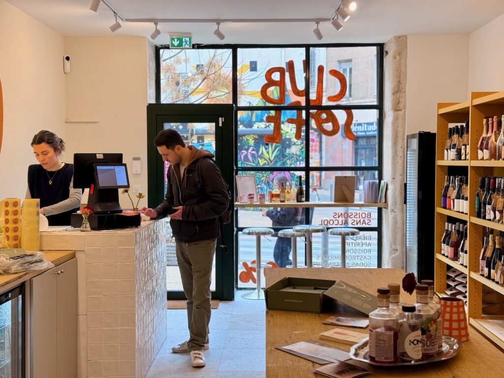 Club Soft est la première cave sans alcool à Marseille. Située entre la plaine et Notre-dame-du-Mont elle propose près de 120 références. (boutique)