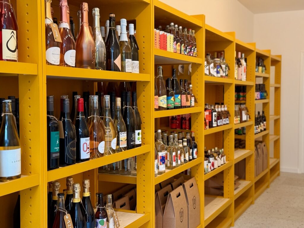 Club Soft est la première cave sans alcool à Marseille. Située entre la plaine et Notre-dame-du-Mont elle propose près de 120 références. 