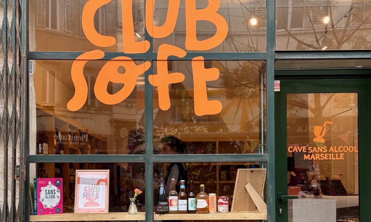 Club Soft est la première cave sans alcool à Marseille. Située entre la plaine et Notre-dame-du-Mont elle propose près de 120 références. 