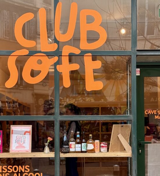Club Soft est la première cave sans alcool à Marseille. Située entre la plaine et Notre-dame-du-Mont elle propose près de 120 références. (vitrine)