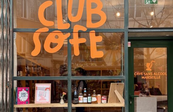 Club Soft est la première cave sans alcool à Marseille. Située entre la plaine et Notre-dame-du-Mont elle propose près de 120 références. (vitrine) 