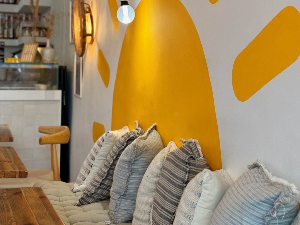 À deux pas du Vieux-Port et de la plage des Catalans, Gabian revisite la cuisine provençale en version street food : buns à la daube ou à l’aïoli, plats du jour, café de spécialité et pâtisseries maison, du petit déjeuner au goûter, de 8h à 18h. (banquette)