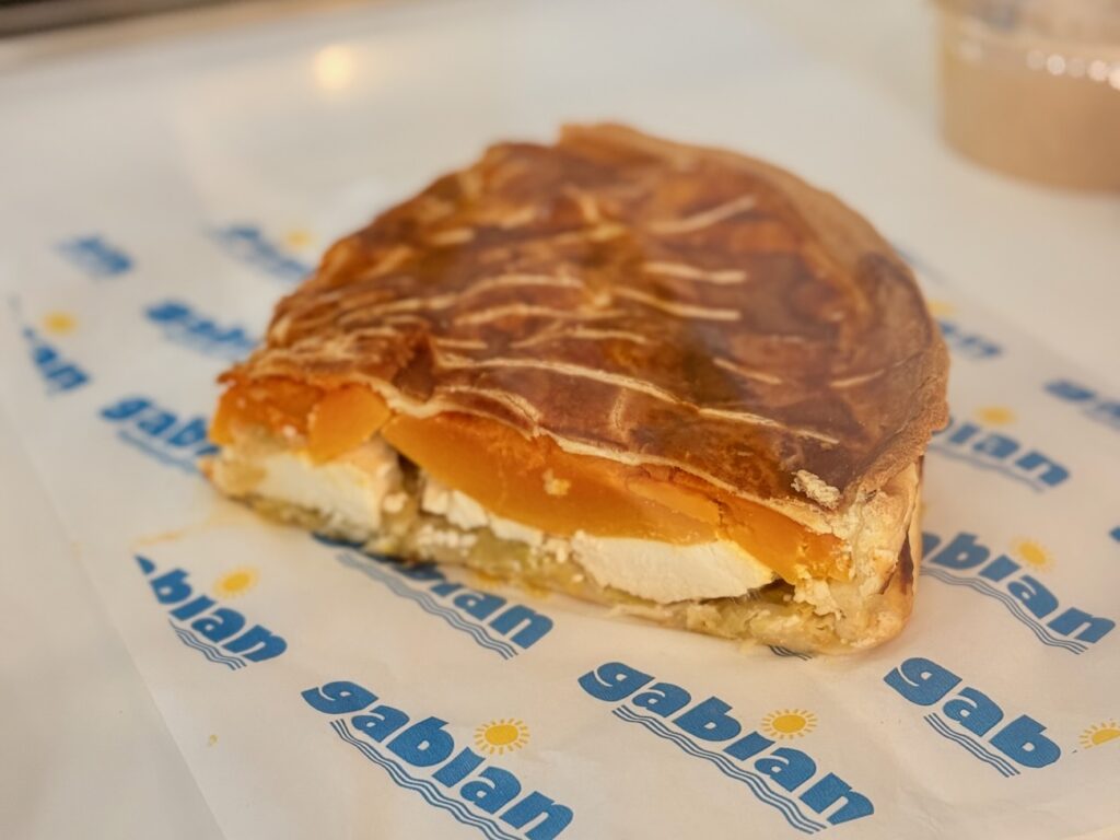 À deux pas du Vieux-Port et de la plage des Catalans, Gabian revisite la cuisine provençale en version street food : buns à la daube ou à l’aïoli, plats du jour, café de spécialité et pâtisseries maison, du petit déjeuner au goûter, de 8h à 18h. (tourte)