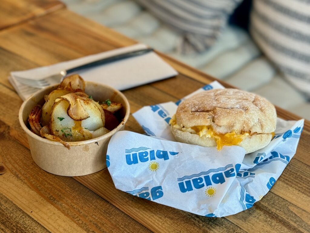 À deux pas du Vieux-Port et de la plage des Catalans, Gabian revisite la cuisine provençale en version street food : buns à la daube ou à l’aïoli, plats du jour, café de spécialité et pâtisseries maison, du petit déjeuner au goûter, de 8h à 18h. (bun gabian)