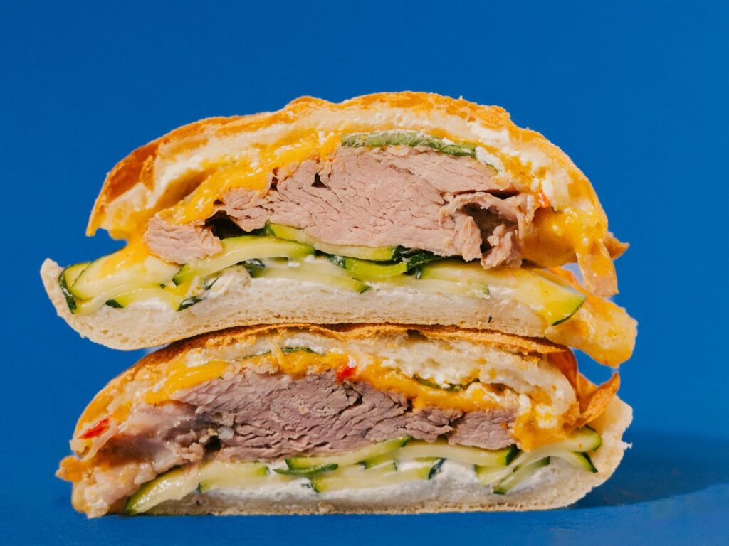 À deux pas du Vieux-Port et de la plage des Catalans, Gabian revisite la cuisine provençale en version street food : buns à la daube ou à l’aïoli, plats du jour, café de spécialité et pâtisseries maison, du petit déjeuner au goûter, de 8h à 18h. (bun poulet)