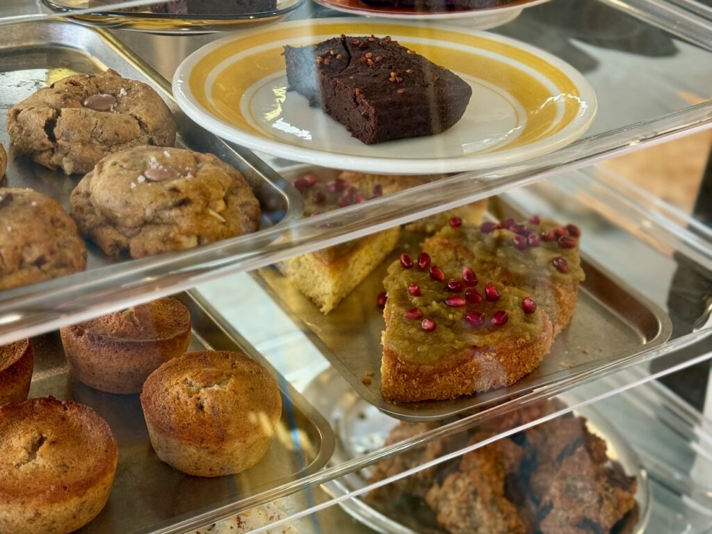 À Marseille, dans le quartier Notre Dame du Mont, Grand Écart réunit salle de sport, cantine locavore et bar à vins nature dans un même lieu. (cake)