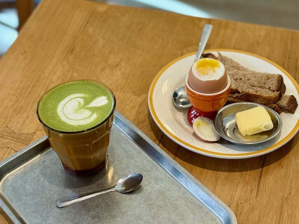 À Marseille, dans le quartier Notre Dame du Mont, Grand Écart réunit salle de sport, cantine locavore et bar à vins nature dans un même lieu. (matchamé)