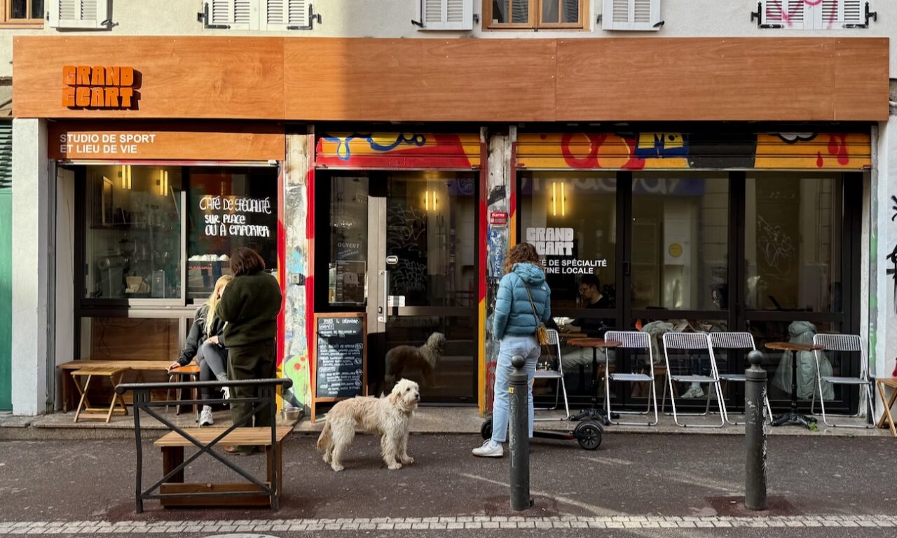 À Marseille, dans le quartier Notre Dame du Mont, Grand Écart réunit salle de sport, cantine locavore et bar à vins nature dans un même lieu. (façade)