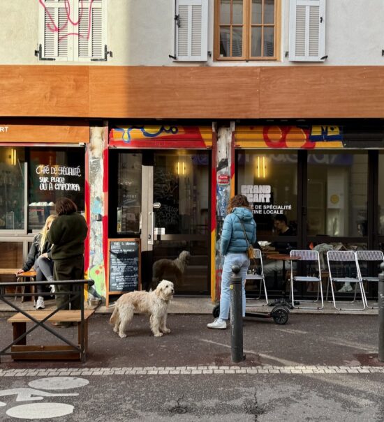 À Marseille, dans le quartier Notre Dame du Mont, Grand Écart réunit salle de sport, cantine locavore et bar à vins nature dans un même lieu. (façade)