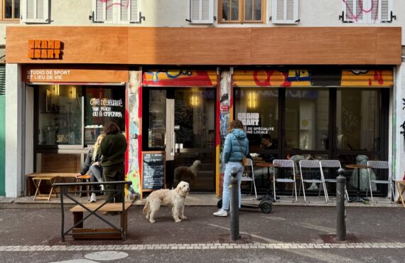 À Marseille, dans le quartier Notre Dame du Mont, Grand Écart réunit salle de sport, cantine locavore et bar à vins nature dans un même lieu. (façade)