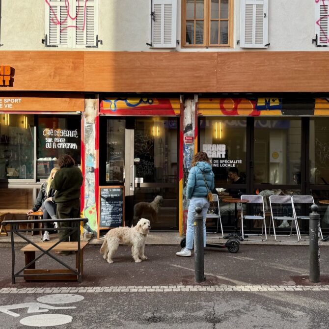 À Marseille, dans le quartier Notre Dame du Mont, Grand Écart réunit salle de sport, cantine locavore et bar à vins nature dans un même lieu. (façade)