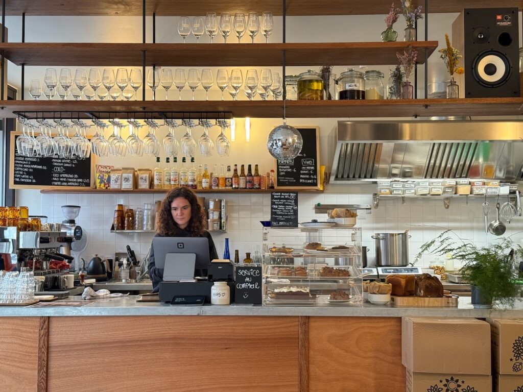 À Marseille, dans le quartier Notre Dame du Mont, Grand Écart réunit salle de sport, cantine locavore et bar à vins nature dans un même lieu. (bar)