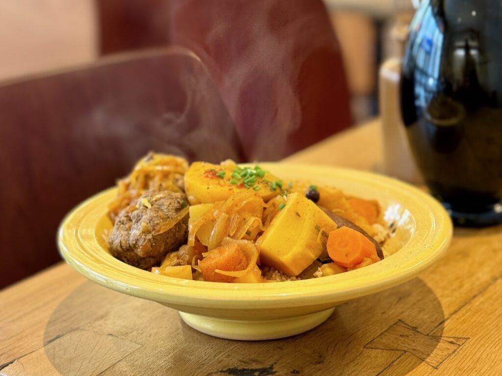 À Marseille, dans le quartier Notre Dame du Mont, Grand Écart réunit salle de sport, cantine locavore et bar à vins nature dans un même lieu. (couscous)