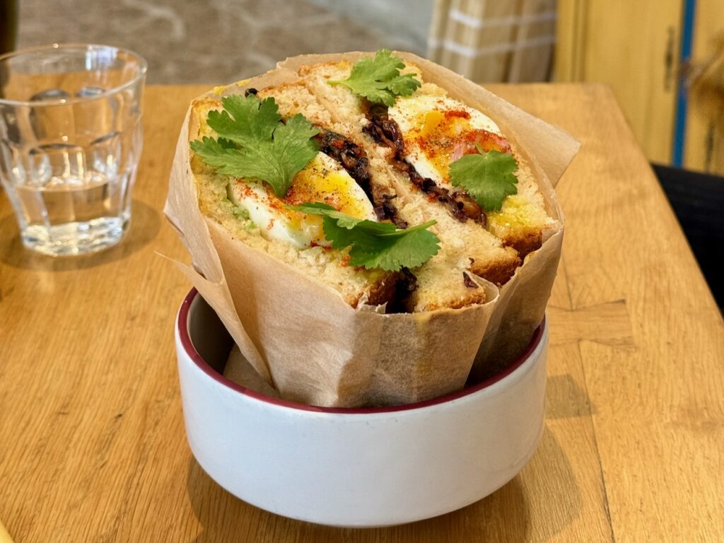 À Marseille, dans le quartier Notre Dame du Mont, Grand Écart réunit salle de sport, cantine locavore et bar à vins nature dans un même lieu. (sandwich)