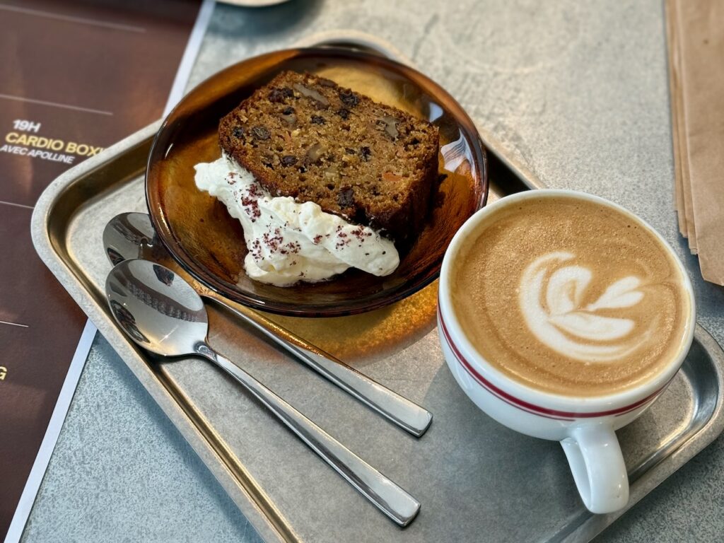 À Marseille, dans le quartier Notre Dame du Mont, Grand Écart réunit salle de sport, cantine locavore et bar à vins nature dans un même lieu. (café bis)