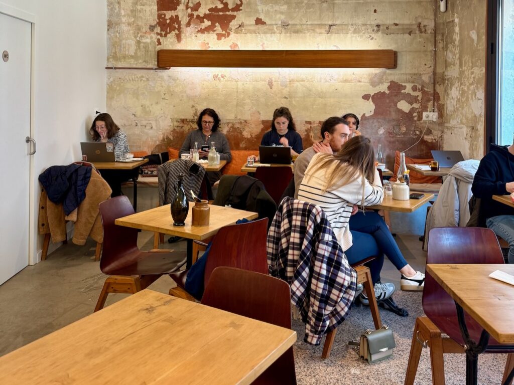 À Marseille, dans le quartier Notre Dame du Mont, Grand Écart réunit salle de sport, cantine locavore et bar à vins nature dans un même lieu. (salle)