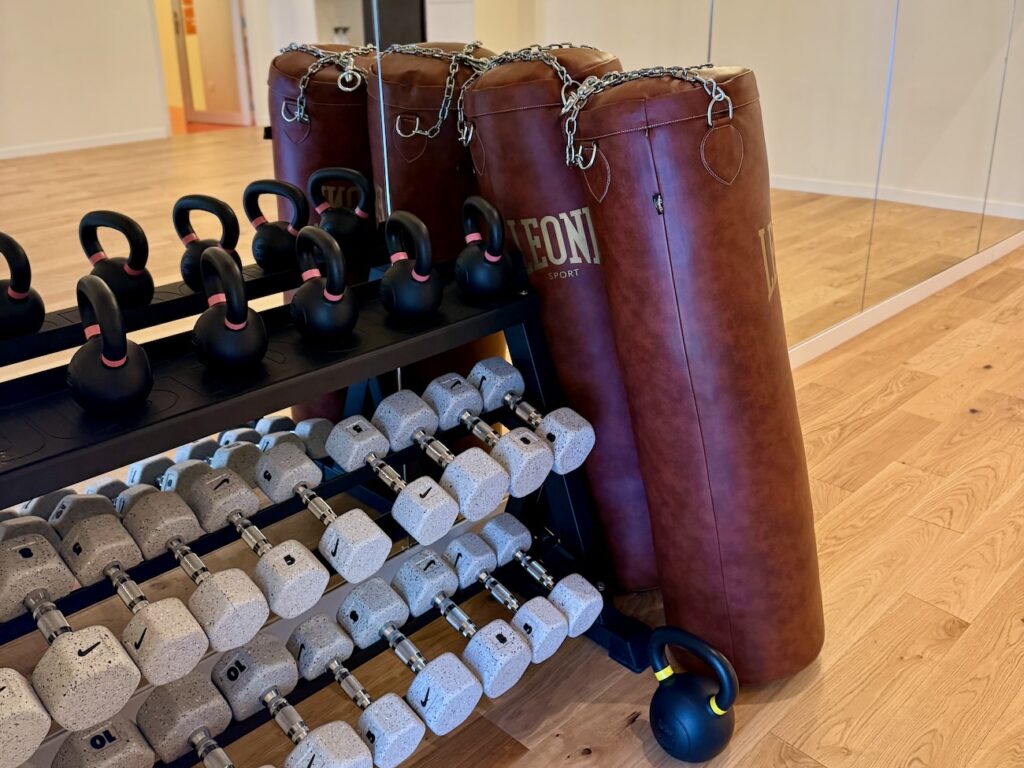 À Marseille, dans le quartier Notre Dame du Mont, Grand Écart réunit salle de sport, cantine locavore et bar à vins nature dans un même lieu. (sac)