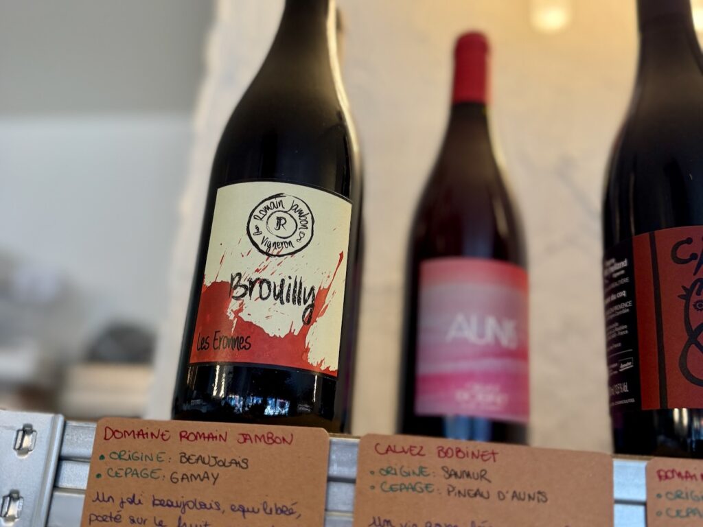 À Marseille, dans le quartier Notre Dame du Mont, Grand Écart réunit salle de sport, cantine locavore et bar à vins nature dans un même lieu. (vins)