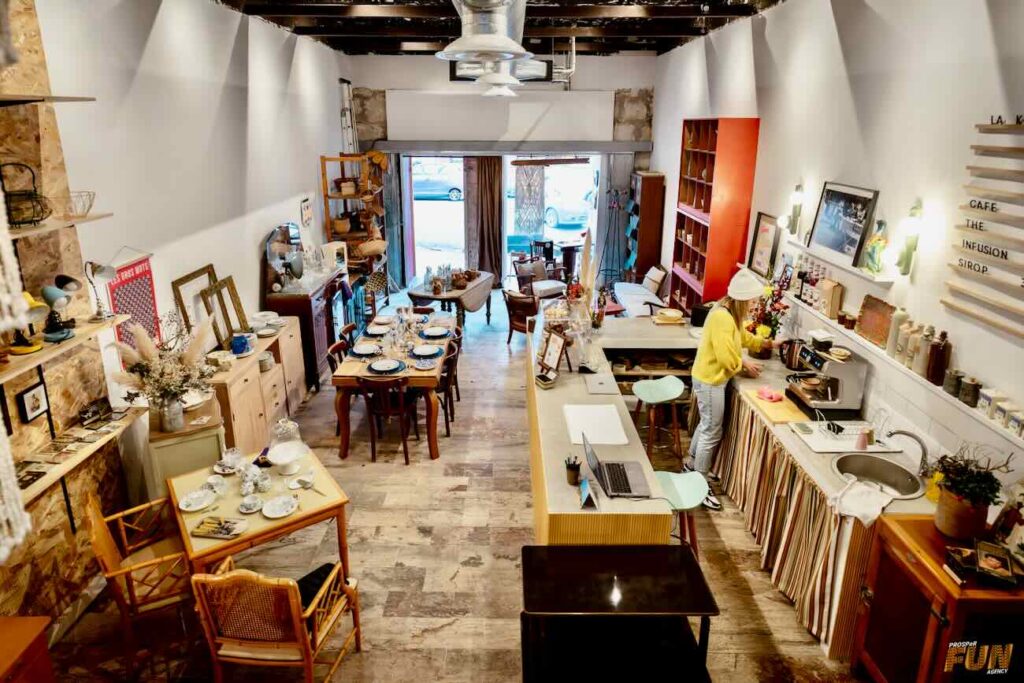 La Komu 49, c’est la nouvelle adresse aux Réformés qui rassemble dans un même lieu une boutique de meubles et de déco vintage un salon de café/thé un espace d’ateliers créatifs et DIY et une galerie ouverte aux artistes émergents et créateurs locaux (vie large)