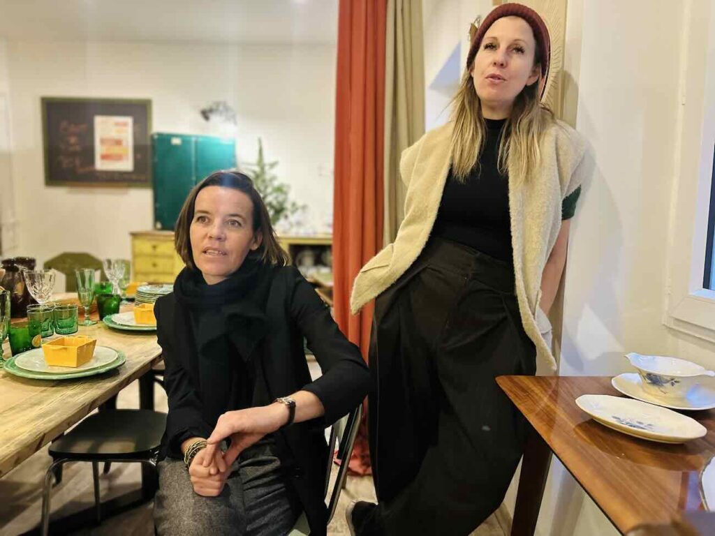 La Komu 49, c’est la nouvelle adresse aux Réformés qui rassemble dans un même lieu une boutique de meubles et de déco vintage un salon de café/thé un espace d’ateliers créatifs et DIY et une galerie ouverte aux artistes émergents et créateurs locaux (anne-charlotte et Marie)