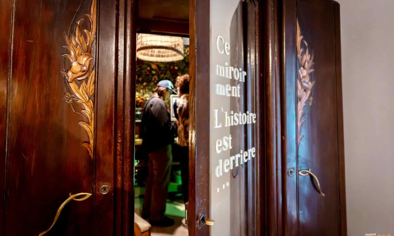 La Komu 49, c’est la nouvelle adresse aux Réformés qui rassemble dans un même lieu une boutique de meubles et de déco vintage un salon de café/thé un espace d’ateliers créatifs et DIY et une galerie ouverte aux artistes émergents et créateurs locaux (pièce secrète)