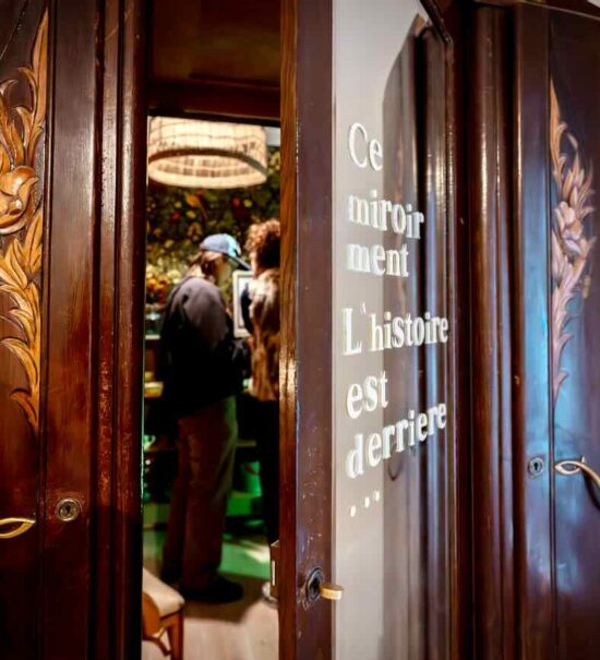 La Komu 49, c’est la nouvelle adresse aux Réformés qui rassemble dans un même lieu une boutique de meubles et de déco vintage un salon de café/thé un espace d’ateliers créatifs et DIY et une galerie ouverte aux artistes émergents et créateurs locaux (pièce secrète)