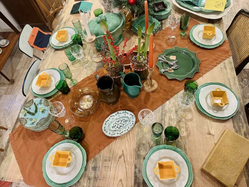 La Komu 49, c’est la nouvelle adresse aux Réformés qui rassemble dans un même lieu une boutique de meubles et de déco vintage un salon de café/thé un espace d’ateliers créatifs et DIY et une galerie ouverte aux artistes émergents et créateurs locaux (location vaisselle)