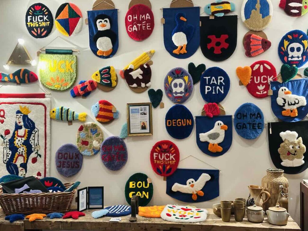 La Komu 49, c’est la nouvelle adresse aux Réformés qui rassemble dans un même lieu une boutique de meubles et de déco vintage un salon de café/thé un espace d’ateliers créatifs et DIY et une galerie ouverte aux artistes émergents et créateurs locaux (tufting)