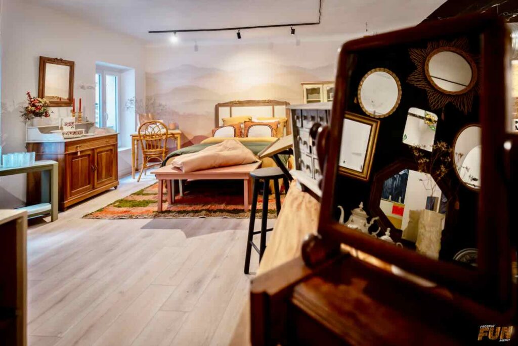 La Komu 49, c’est la nouvelle adresse aux Réformés qui rassemble dans un même lieu une boutique de meubles et de déco vintage un salon de café/thé un espace d’ateliers créatifs et DIY et une galerie ouverte aux artistes émergents et créateurs locaux (mrioirs)