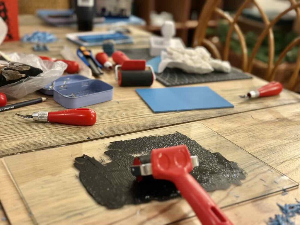 La Komu 49, c’est la nouvelle adresse aux Réformés qui rassemble dans un même lieu une boutique de meubles et de déco vintage un salon de café/thé un espace d’ateliers créatifs et DIY et une galerie ouverte aux artistes émergents et créateurs locaux (linogarvure)