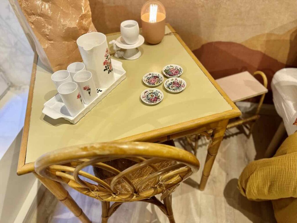 La Komu 49, c’est la nouvelle adresse aux Réformés qui rassemble dans un même lieu une boutique de meubles et de déco vintage un salon de café/thé un espace d’ateliers créatifs et DIY et une galerie ouverte aux artistes émergents et créateurs locaux (table vintage)