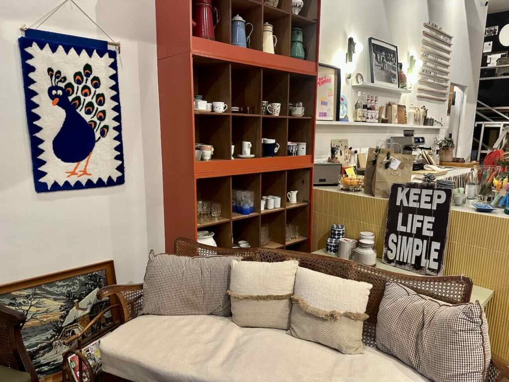 La Komu 49, c’est la nouvelle adresse aux Réformés qui rassemble dans un même lieu une boutique de meubles et de déco vintage un salon de café/thé un espace d’ateliers créatifs et DIY et une galerie ouverte aux artistes émergents et créateurs locaux (posters)