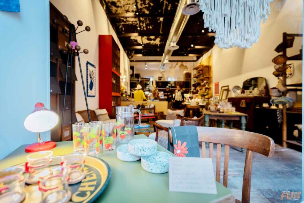 La Komu 49, c’est la nouvelle adresse aux Réformés qui rassemble dans un même lieu une boutique de meubles et de déco vintage un salon de café/thé un espace d’ateliers créatifs et DIY et une galerie ouverte aux artistes émergents et créateurs locaux (lampes)