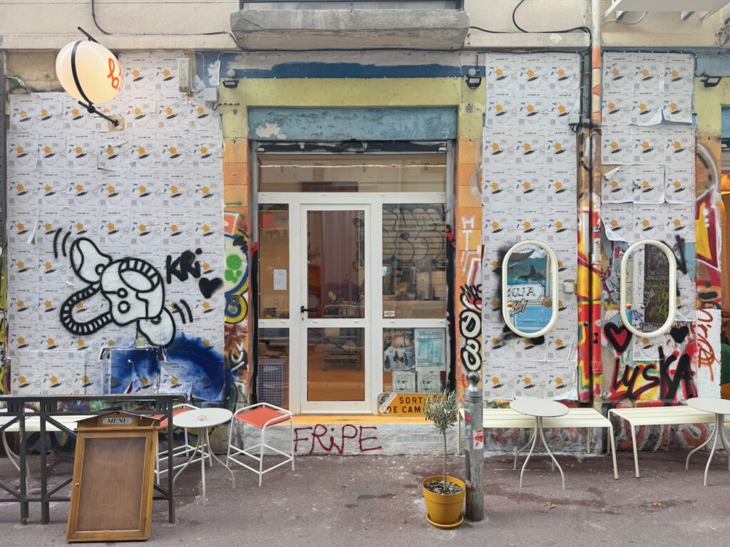 Lala Café est à la fois un coffee-shop, une cantine méditerranéenne et une boutique engagée, situé dans le quartier du Cours Julien à Marseille (façade)