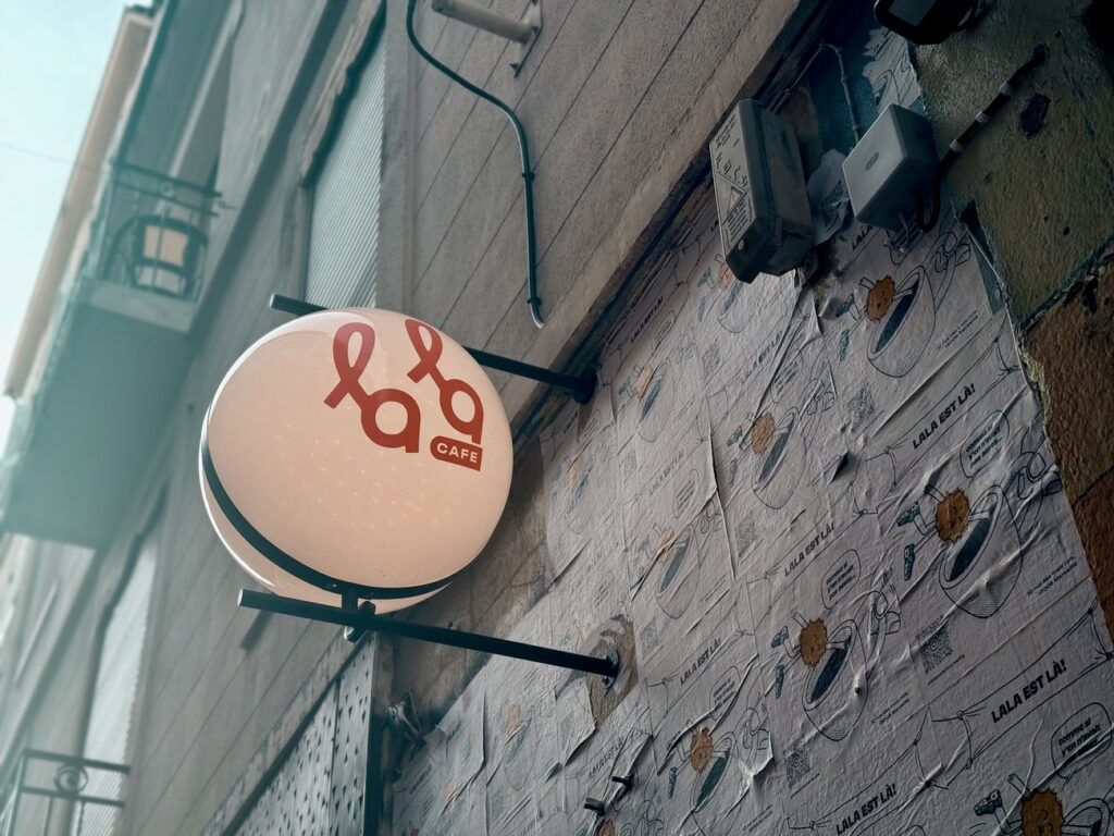 Lala Café est à la fois un coffee-shop, une cantine méditerranéenne et une boutique engagée, situé dans le quartier du Cours Julien à Marseille (drapeau)