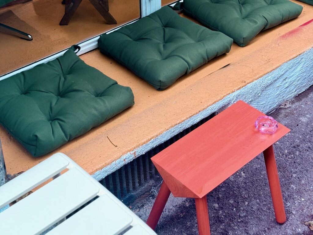 Lala Café est à la fois un coffee-shop, une cantine méditerranéenne et une boutique engagée, situé dans le quartier du Cours Julien à Marseille (terrasse)