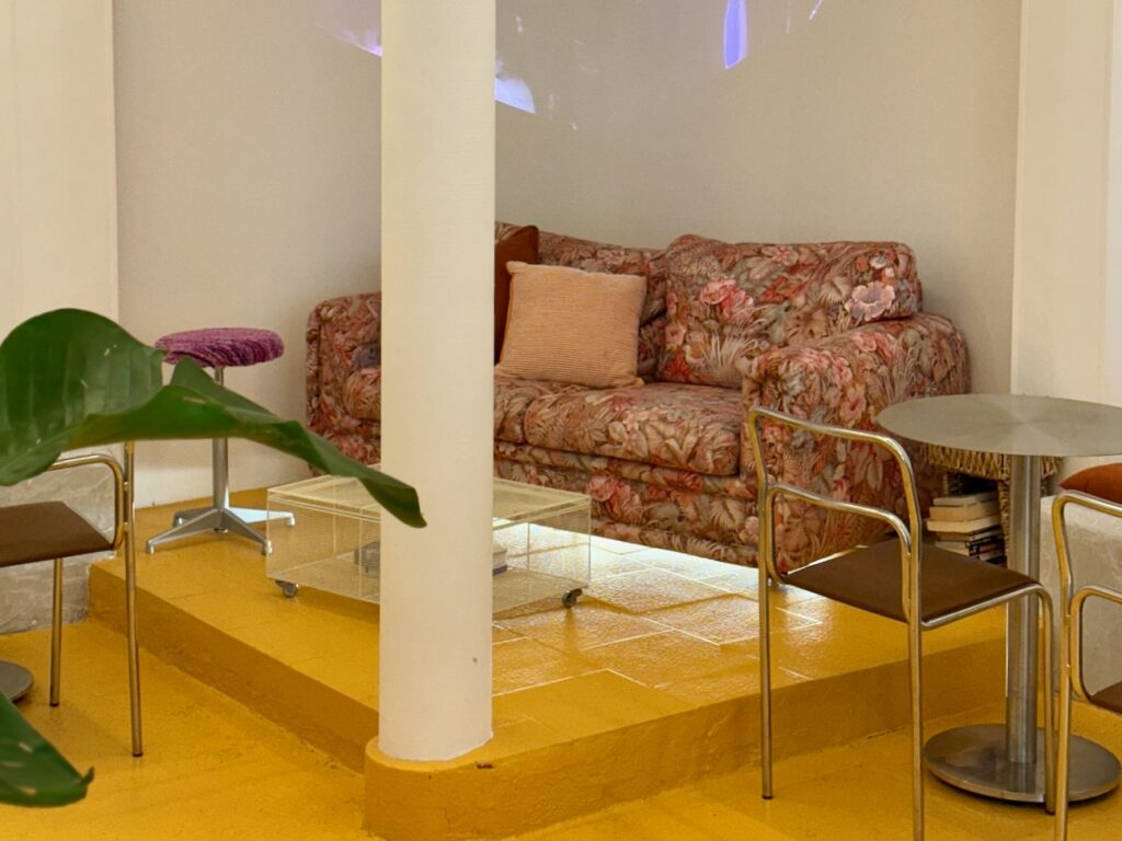 Lala Café est à la fois un coffee-shop, une cantine méditerranéenne et une boutique engagée, situé dans le quartier du Cours Julien à Marseille (déco)