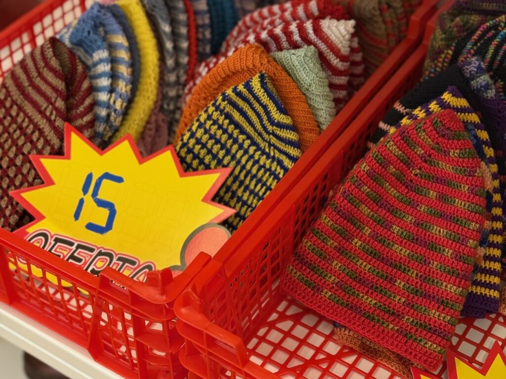 Lala Café est à la fois un coffee-shop, une cantine méditerranéenne et une boutique engagée, situé dans le quartier du Cours Julien à Marseille (bonnet)