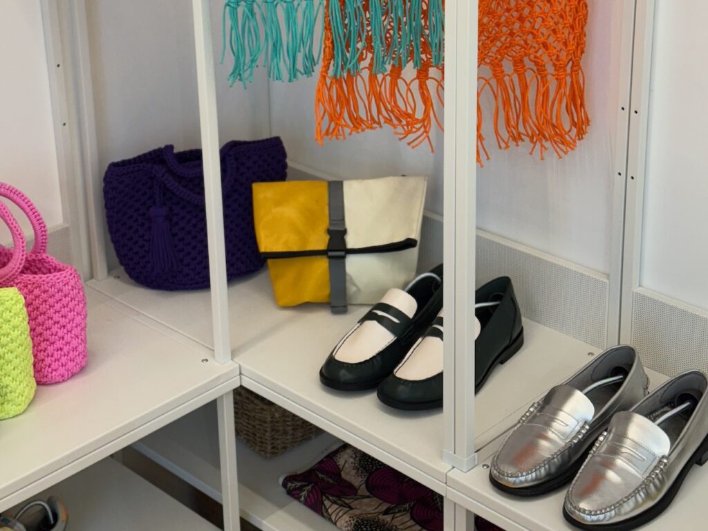 Lala Café est à la fois un coffee-shop, une cantine méditerranéenne et une boutique engagée, situé dans le quartier du Cours Julien à Marseille (chaussure)