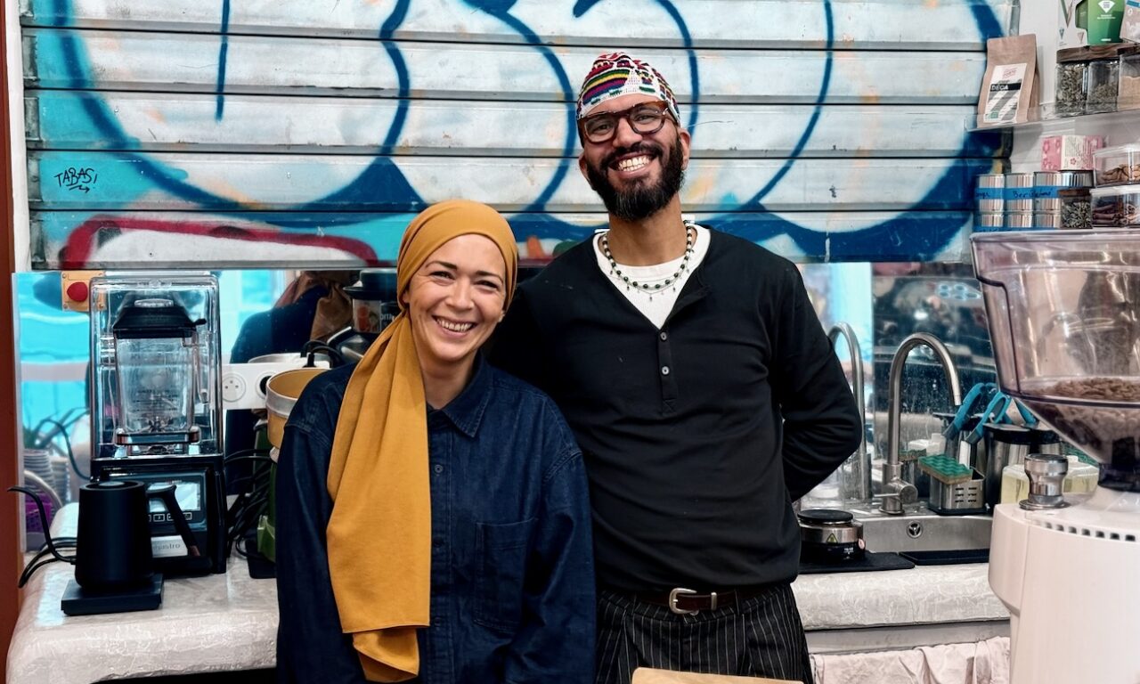Lala Café est à la fois un coffee-shop, une cantine méditerranéenne et une boutique engagée, situé dans le quartier du Cours Julien à Marseille (Elvira et Jaouad)