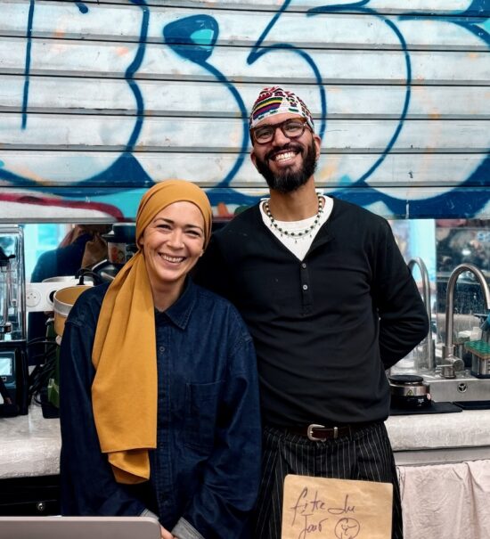 Lala Café est à la fois un coffee-shop, une cantine méditerranéenne et une boutique engagée, situé dans le quartier du Cours Julien à Marseille (Elvira et Jaouad)