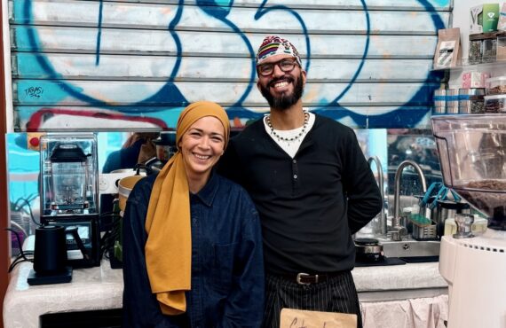 Lala Café est à la fois un coffee-shop, une cantine méditerranéenne et une boutique engagée, situé dans le quartier du Cours Julien à Marseille (Elvira et Jaouad)