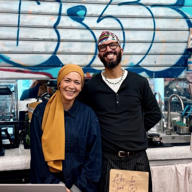 Lala Café est à la fois un coffee-shop, une cantine méditerranéenne et une boutique engagée, situé dans le quartier du Cours Julien à Marseille (Elvira et Jaouad)
