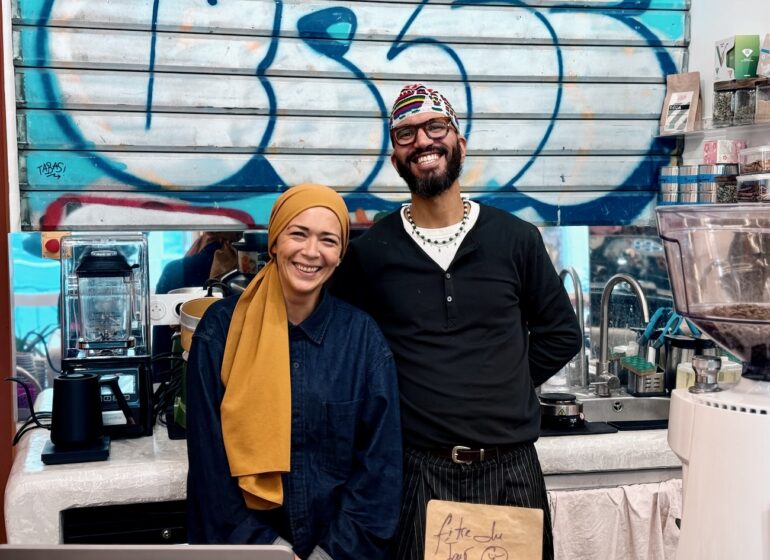 Lala Café est à la fois un coffee-shop, une cantine méditerranéenne et une boutique engagée, situé dans le quartier du Cours Julien à Marseille (Elvira et Jaouad)