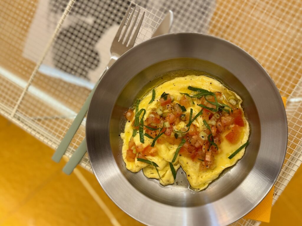 Lala Café est à la fois un coffee-shop, une cantine méditerranéenne et une boutique engagée, situé dans le quartier du Cours Julien à Marseille (omelette japonaise)