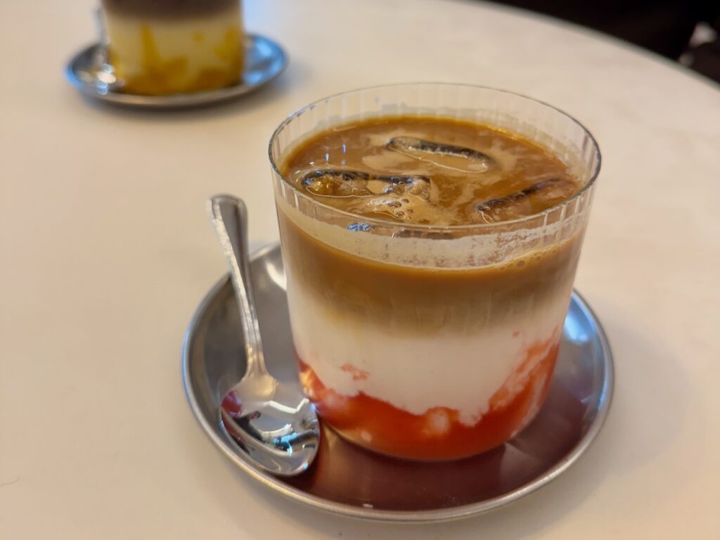 Lala Café est à la fois un coffee-shop, une cantine méditerranéenne et une boutique engagée, situé dans le quartier du Cours Julien à Marseille (latte)